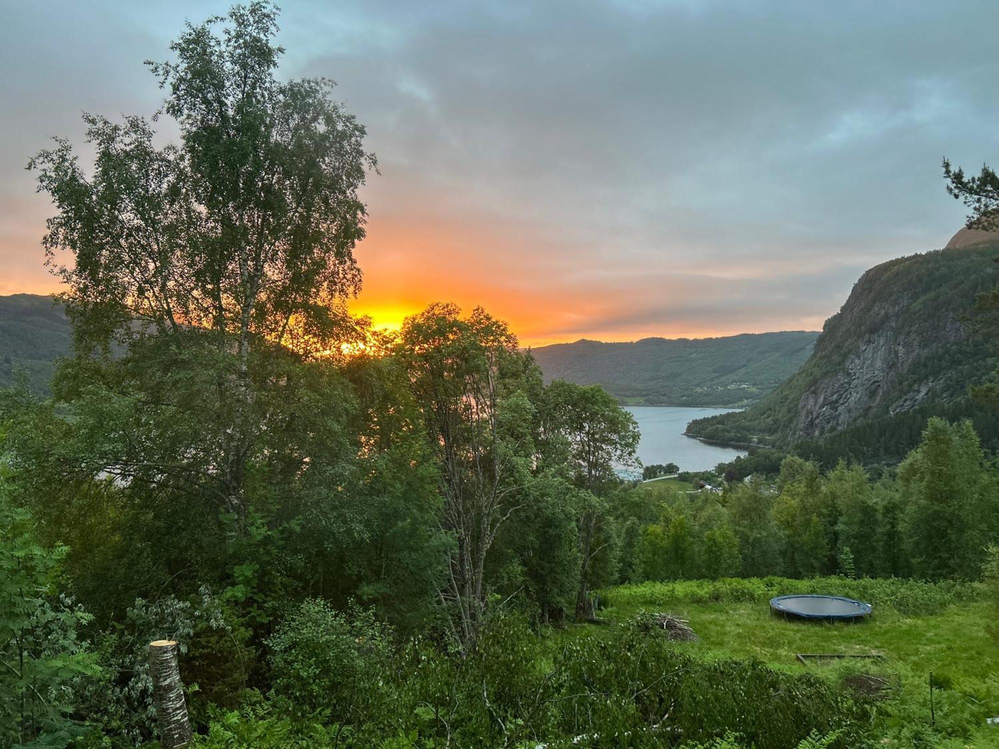 Stille Og Fredelig Ved Fjord Og Fjell Valsøybotn Dış mekan fotoğraf