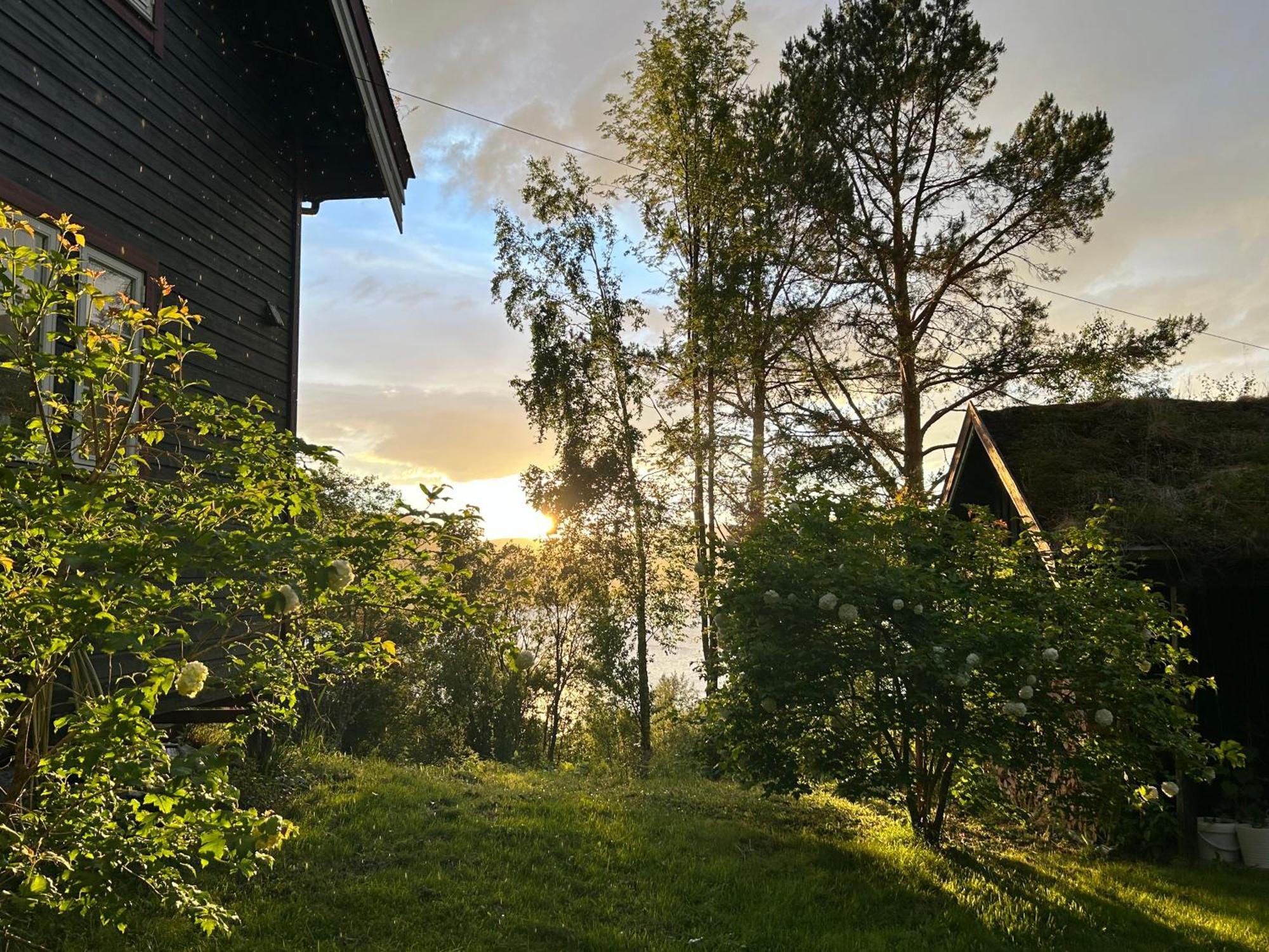 Stille Og Fredelig Ved Fjord Og Fjell Valsøybotn Dış mekan fotoğraf